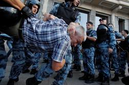 Na protestu opozicije v Moskvi aretirali več sto ljudi