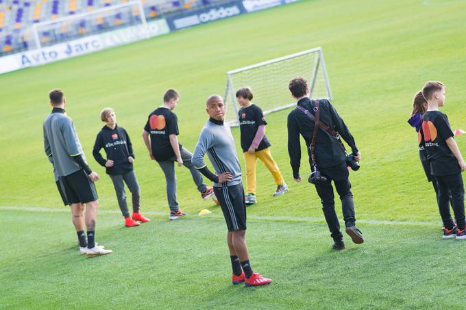 Ob koncu dogodka so si udeleženci lahko ogledali nogometno vajo z NK Maribor in otroki Zveze prijateljev mladine Maribor. Med igranjem z nogometaši so se otroci zabavali ob atraktivnih točkah z nogometno žogo in tako doživeli neprecenljive trenutke s svojimi idoli. | Foto: Matjaž Vertuš