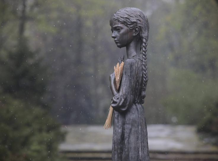 Če sta poljski zgodovinski bolečini Katinski gozd in Volinija, je ukrajinska bolečina holodomor (gladomor, lakotomor), tj. množično umiranje Ukrajincev zaradi lakote v Sovjetski zvezi v letih 1932–1933. Umrlo je verjetno od tri do pet milijonov Ukrajincev. Na fotografiji: spomenik žrtvam holodomora. | Foto: Guliverimage/Vladimir Fedorenko