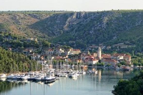 Deklice vrnile izgubljen denar madžarskemu turistu