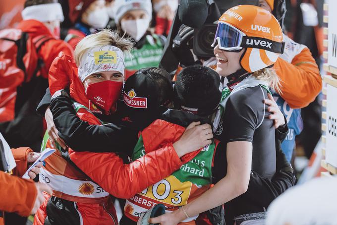 Veliko veselje avstrijskih skakalk, pri katerih je blestela Marita Kramer. | Foto: Sportida