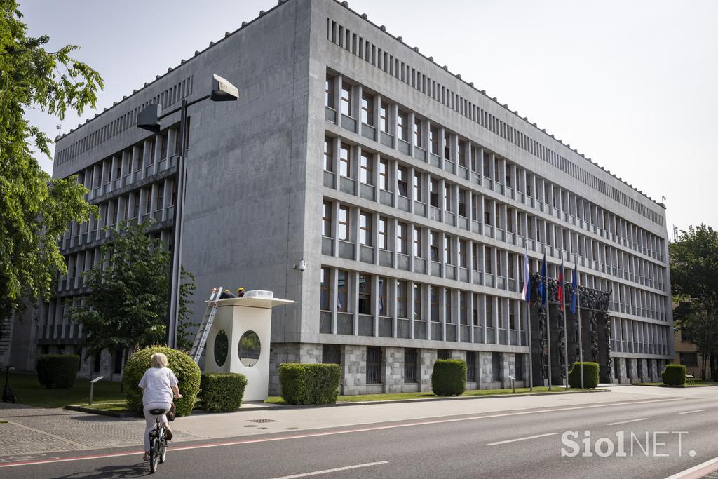 Popravilo policijske hiške pred parlamentom.