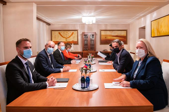 Predsednik vlade Janez Janša v pogovorih z grškim kolegom Kyriakosom Mitsotakisom | Foto: KPV