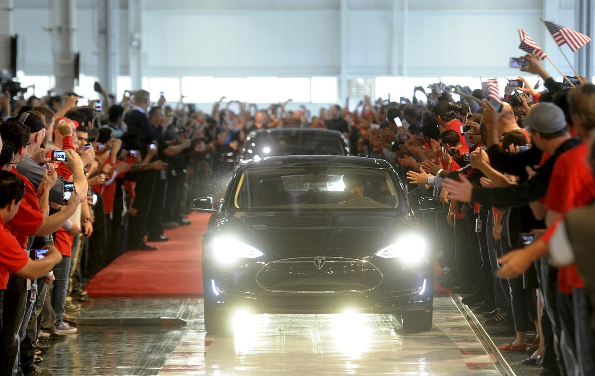 Tesla model S 10 let | Dan, ko je nekaj več kot deset kupcev, iz tovarne pri Fremontu odpeljalo prve primerke tesle model S. | Foto Reuters