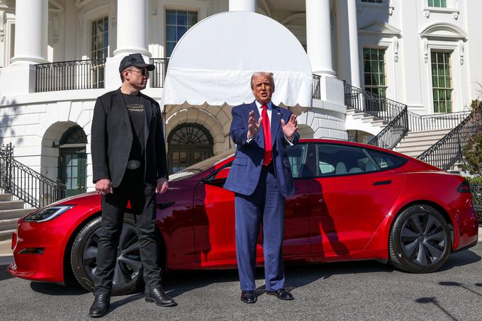 Donald Trump hvali električna vozila Tesla pred Belo hišo, 11. marec 2025.  | Foto: Reuters