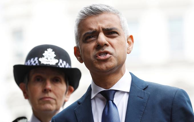 Sadiq Khan, ki mu očitajo povezave z islamisti, je pred meseci dejal, da je terorizem postal del življenja v velikem mestu. Kljub sobotnemu napadu še vedno zatrjuje, da je London najvarnejše velemesto na svetu. Na fotografiji: Sadiq Khan in šefica londonske policije Cressida Dick. | Foto: Reuters