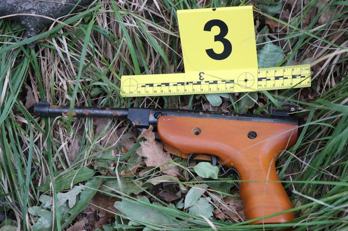 Najdeni predmeti, ki jih policija povezuje s pokojnim najdenim na območju Dobrave nad Izolo. | Na kraju najdbe trupla so bili najdeni predmeti, med drugim pištola znamke Kandar S2.  | Foto PU Koper