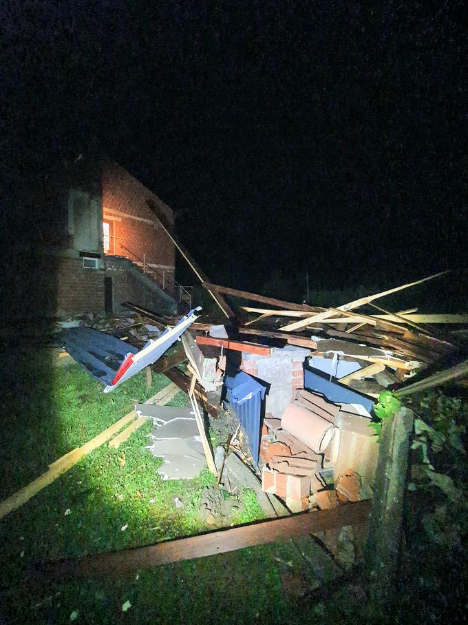 Pred dvema dnevoma so občanu delavci pokrili streho, sedaj pa mu jo je neurje v celoti uničilo. | Foto: David Florjančič / Meteoinfo Slovenija