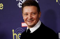 Zvezdnik Maščevalcev Jeremy Renner izredno hudo poškodovan med pluženjem snega