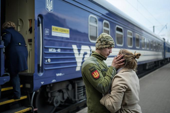 Vojak se poslavlja od svojega dekleta, vlak ga bo odpeljal na vzhodno ukrajinsko fronto. | Foto: Guliverimage/Vladimir Fedorenko