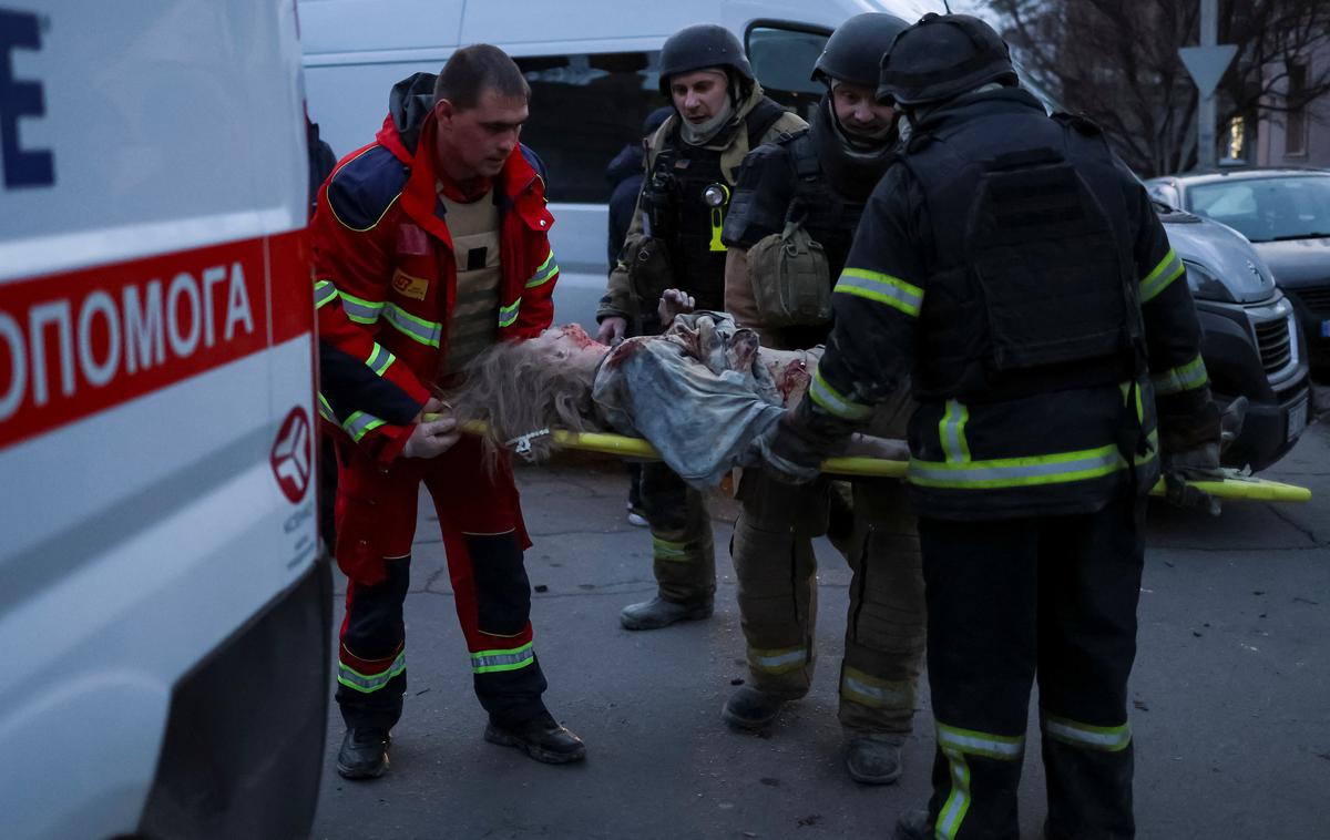 Herson | Ruski napadi se danes nadaljujejo na jugu Ukrajine, kjer je ponoči v mestu Herson raketa uničila večstanovanjsko zgradbo, pri tem pa je bilo ranjenih najmanj šest ljudi. Med njimi sta tudi dva 13-letnika, njuna mati pa naj bi bila pod ruševinami, je sporočil vodja regionalne vojaške uprave Oleksandr Prokudin. | Foto Reuters