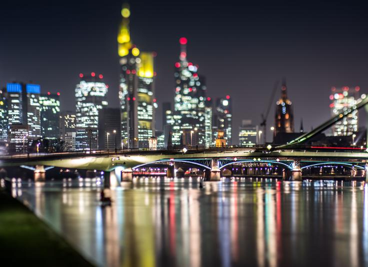 Frankfurt, v katerem ne manjka visokih nebotičnikov, je pomembno finančno in gospodarsko središče Evrope. Leži ob reki Majni. | Foto: Guliverimage