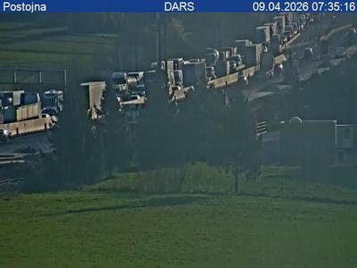 Prometni nesreči ohromili primorsko avtocesto pri Postojni