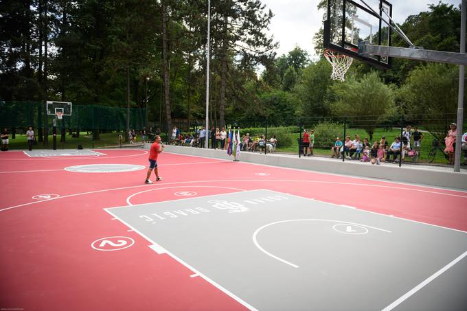 Na košarkarskem igrišču Gorana Dragića so s simboličnim metom na koš tudi začeli evropski teden športa | Foto: STA ,