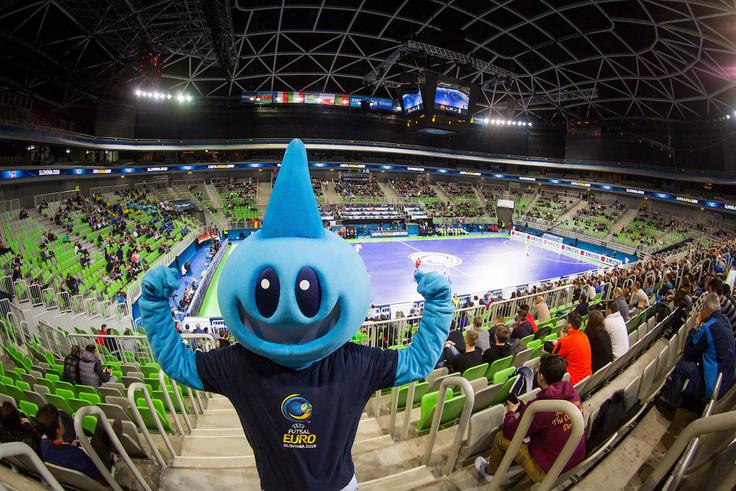 Vse kaže, da bo tudi zadnji dan prvenstva dobro obiskan, na voljo za zadnja obračuna je še manj kot 1000 vstopnic. | Foto: Žiga Zupan/Sportida