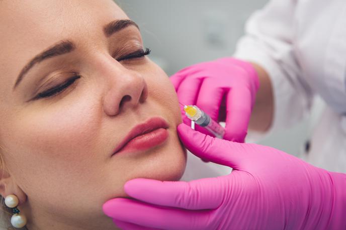 Estetski poseg | Najnevarnejši stranski učinki, ki nastanejo zaradi nepravilnega apliciranja, lahko povzročijo delno ali popolno slepoto ter zapore v venah ali arterijah in odmiranje kože.  | Foto Shutterstock