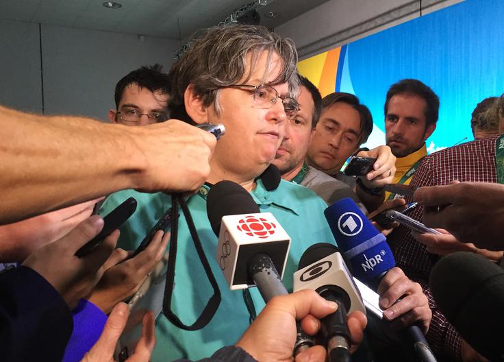 Lee Michaelson ne verjame uradnim razlagam, da je v avtobus priletel kamen. | Foto: Reuters