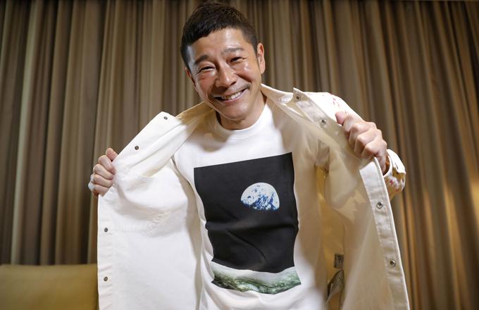 Japonski milijarder Jusaku Maezava bo prvi vesoljski turist na ISS po letu 2009, s seboj pa bo vzel tudi filmarja, ki bo njegovo pustolovščino posnel. | Foto: Reuters