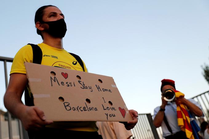 Navijači Barcelone molijo, da bo ostal. | Foto: Reuters