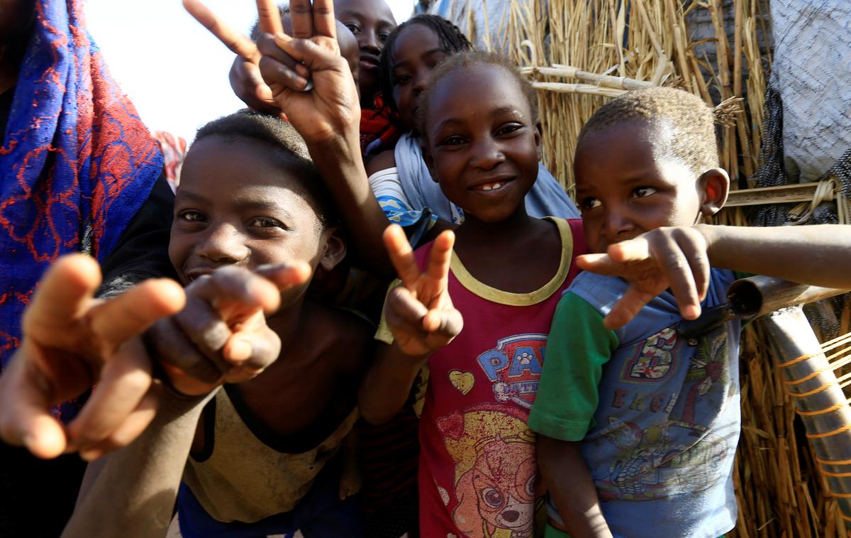 Afriški otroci | Vsa dokumentacija za posvojitev otrok je prišla iz doma za otroke v DR Kongo. Direktor doma, ki je sodeloval v postopku posvojitve, je trenutno na begu, je za hrvaški časnik Jutarnji list potrdil visoki vir z ministrstva za zunanje zadeve. (Fotografija je simbolična.) | Foto Reuters