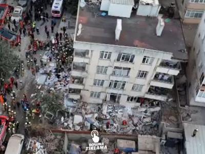 Drama v Istanbulu: v porušeni stavbi iščejo preživele #video