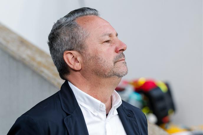 Slaviša Stojanović | Slaviša Stojanović je sredi marca postal trener Kopra. Eden najizkušenejših slovenskih strategov je v pestri karieri deloval v številnih državah, poleg domovine se je dokazoval tudi v Belgiji, Bolgariji, Srbiji, Latviji, Združenih arabskih emiratih in na Kitajskem, vodil pa je tudi člansko reprezentanco tako Slovenije kot tudi Latvije. | Foto Aleš Fevžer