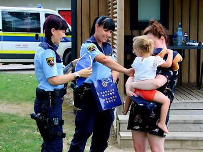 Slovenska policija z zgodbo s srečnim koncem, ki ogreje srce: še ne triletno deklico našla celotna skupnost