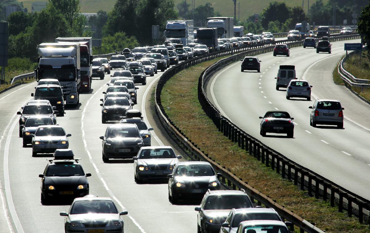 zastoj, avtocesta | Poleti bodo tudi letos slovenske ceste močno obremenjene. Vozniki morajo že pred odhodom na pot preveriti stanje na cesti. | Foto Daniel Novakovič/STA