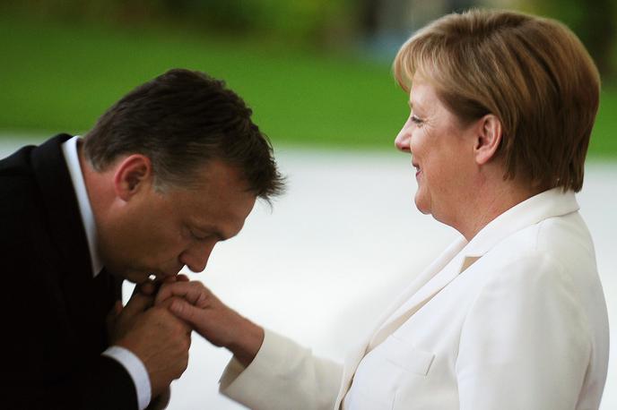 Viktor Orban in Angela Merkel | Viktor Orban je bil dolga leta del Evropske ljudske stranke (EPP) in je imel dobre politične odnose z nemško kanclerko in predsednico CDU Angelo Merkel. Na fotografiji iz poletja 2010 ga vidimo, kako je obiskal Merkel v Berlinu. Pet let pozneje je med njima počilo, ko se je Orban uprl njeni politiki odprtih vrat za migrante. | Foto Guliverimage
