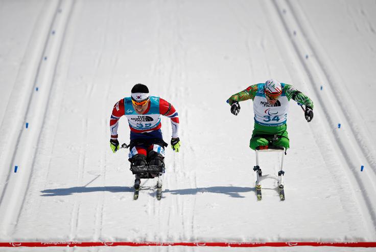 Korejec Sin Eui Hyun in Madžar Dzmitry Loban na 15-kilometrski preizkušnji v sedečem smučarskem teku. 
 | Foto: Reuters