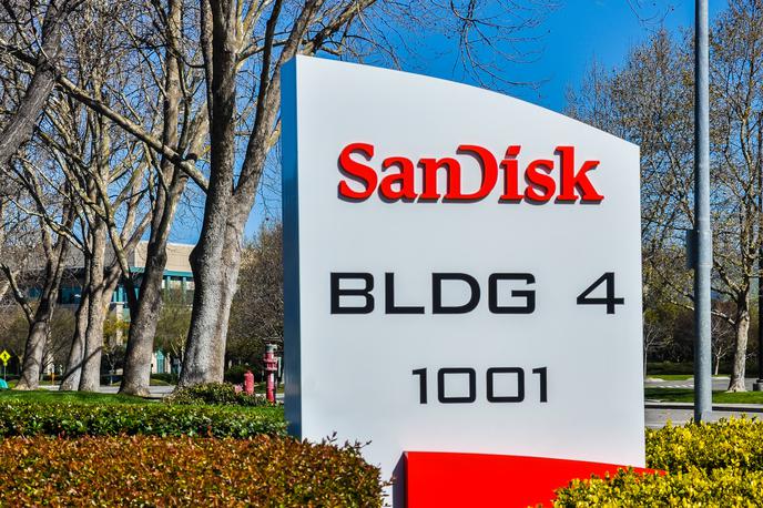 Sandisk | Podjetje SanDisk je v zadnjem letu močno povečalo prihodke in čisti dobiček – oba sta na zgodovinskih ravneh. V zadnjem četrtletju fiskalnega leta 2025 je rast prihodkov podjetja poskočila kar za 400 odstotkov.  | Foto Shutterstock