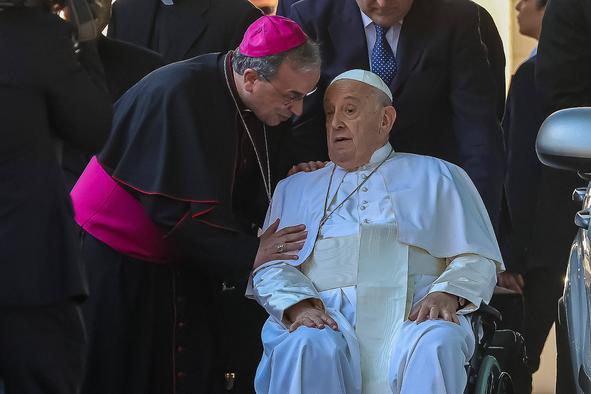 Papež Frančišek se je opravičil za uporabo žaljivega izraza za geje