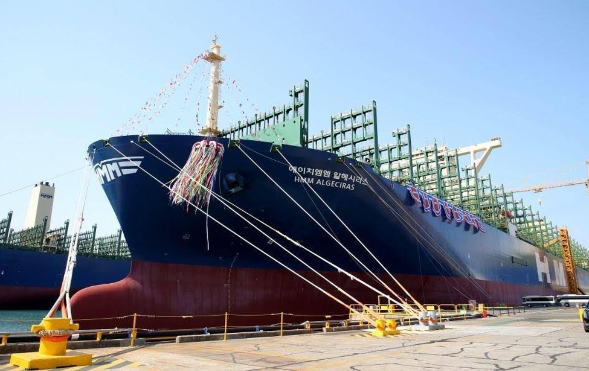HMM Algercias tovorna ladja | Ladja je uradno dolga 399,9 metra, široka pa je do 61 metrov. Plula bo pod zastavo Paname.   | Foto HMM