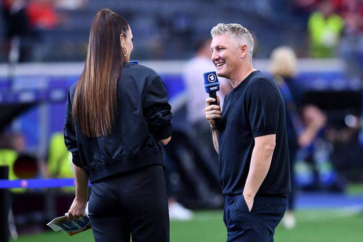 Ker s Schweinsteigerjem sodelujeta pri vodenju nogometnih oddaj oziroma pri televizijskih prenosov nogometnih tekem, ji predvsem srbski mediji očitajo, da je Schweinsteiger z njo prevaral svojo ženo. | Foto: Guliverimage