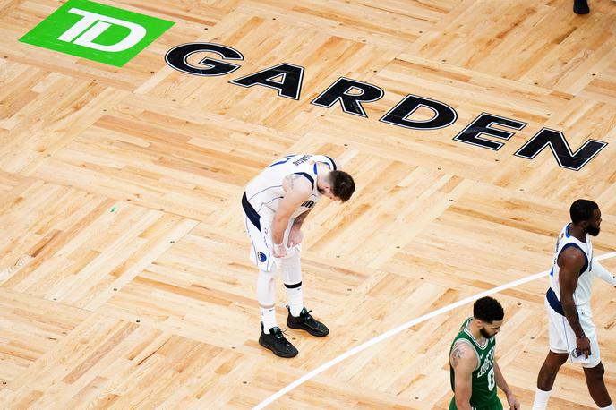 Luka Dončić | Luka Dončić in soigralci so morali priznati premoč Bostonu, ki je osvojil 18. naslov prvaka lige NBA. | Foto Reuters