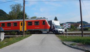 Na Dolenjskem trčila potniški vlak in tovornjak #foto