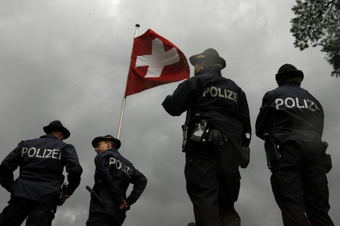 švica policija meja | Švica z 8,7 milijona prebivalcev se je v sklopu programa ZN zavezala, da bo v letih 2022 in 2023 sprejela 1.820 beguncev iz ranljivih skupin. Vendar sta časnika Le Temps in NZZ am Sontag poročala, da se je švicarsko ministrstvo za pravosodje konec novembra odločilo, da program prekine. | Foto Reuters
