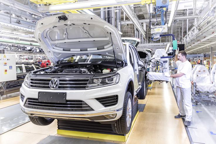 Volkswagnova tovarna na Slovaškem je danes specializirana predvsem za večje športne terence nemškega koncerna. V njej izdelujejo volkswagen touarega, audija Q7, ob tem pa še osnovne karoserije za porscheja cayenna in bentleya bentaygo.  | Foto: Volkswagen