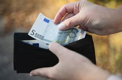V Novem mestu skupina fantov oropala dva mladostnika: grozili so jima s smrtjo