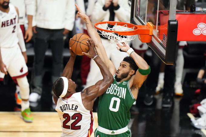 Jimmy Butler je iz igre zadel le pet metov. Dobro so ga ustavili. | Foto: Reuters