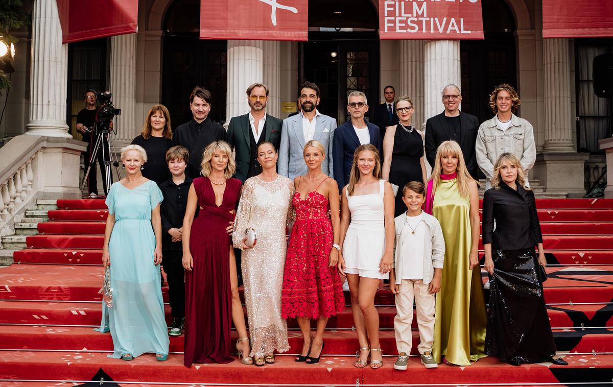 Belo se pere Sarajevo | Ekipa filma Belo se pere na devetdeset na rdeči preprogi Sarajevskega filmskega festivala | Foto arhiv ustvarjalcev Belo se pere na devetdeset