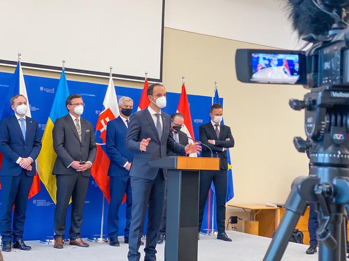 Minister Logar na srečanju skupine C5 v Bratislavi. | Foto: Ministrstvo za zunanje zadeve