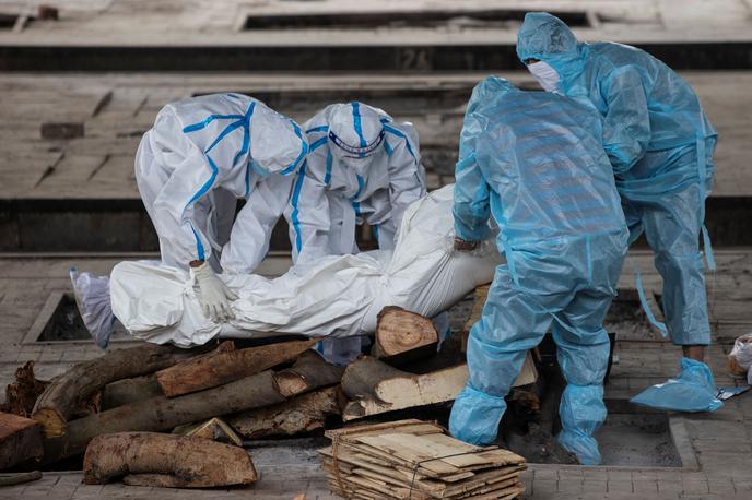 koronavirus, indija | Priprava trupla na sežig v indijskem New Delhiju. | Foto Reuters