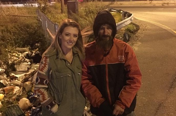 Kate McClure | Fotografija, ki je raznežila svet: Kate McClure ob svojem junaku, brezdomcu Johhnyju Bobbitu mlajšemu, ki je zanjo zapravil svoj zadnji denar. | Foto GoFundMe
