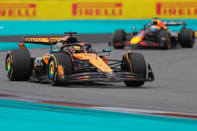 Oscar Piastri je z lepih prehitevalnim manevrom, kot bi bil izkušen dirkač, opravil s štirikratnim prvakom Maxom Verstappnom. Lando Norris se je precej bolj mučil z njim. | Foto: Reuters
