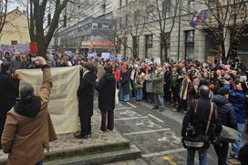 Protesti pred srbsko ambasado v Ljubljani