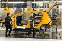 Sprehod skozi Revoz: znano je, kdaj bo tovarna spet delala tudi popoldne