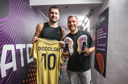 Dončić legendarnega Nemca obdaril s športnimi copati #video