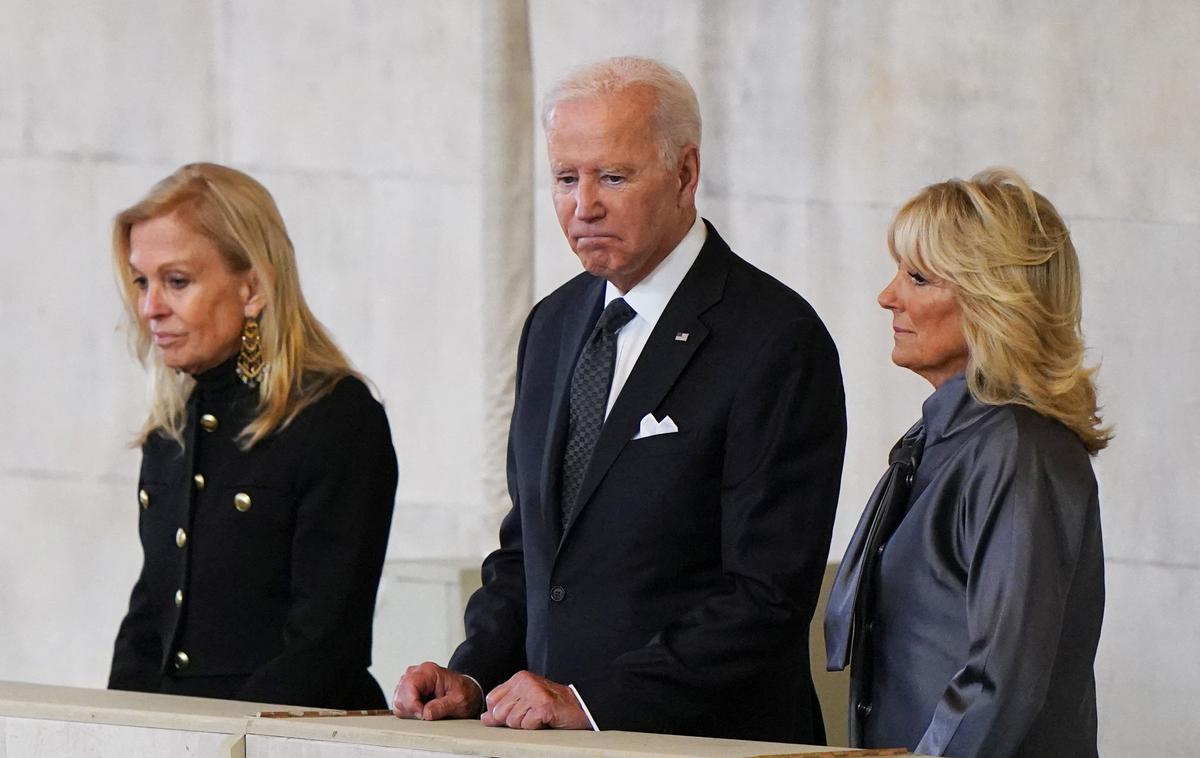 Joe Biden | Ameriški predsednik Joe Biden je v Westminstrski palači postal kakšni dve minuti in se pred krsto s posmrtnimi ostanki kraljice prekrižal. Pred odhodom pa je še položil roko na prsi. | Foto Reuters
