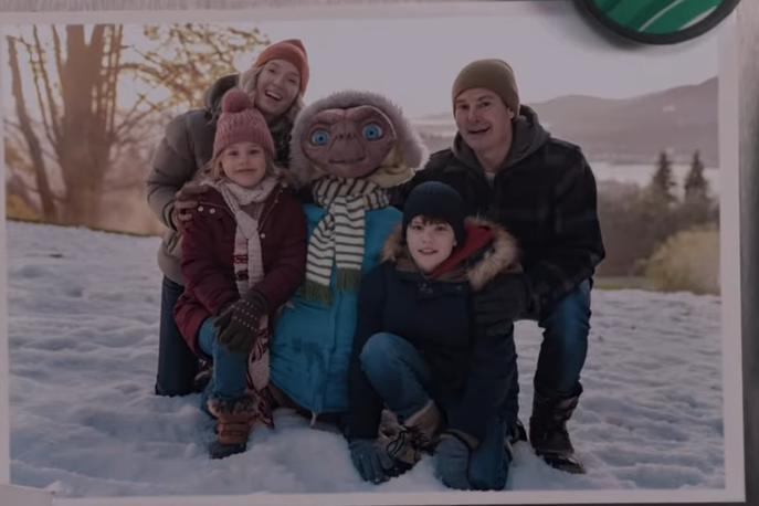 E.T. vesoljček | Elliott s svojima otrokoma, ženo in E. T.-jem. | Foto YouTube